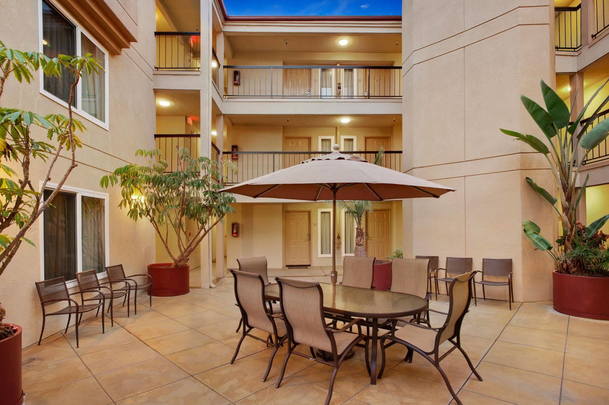 Days Inn By Wyndham Carlsbad Exterior foto
